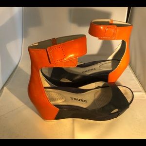Tsubo orange and navy sandals